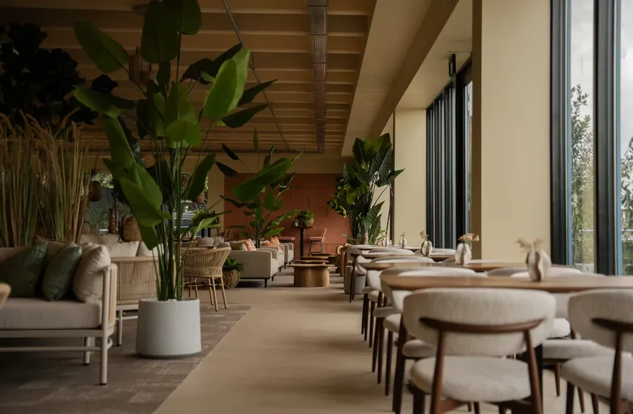 Restaurant en terras aan de Maashaven.