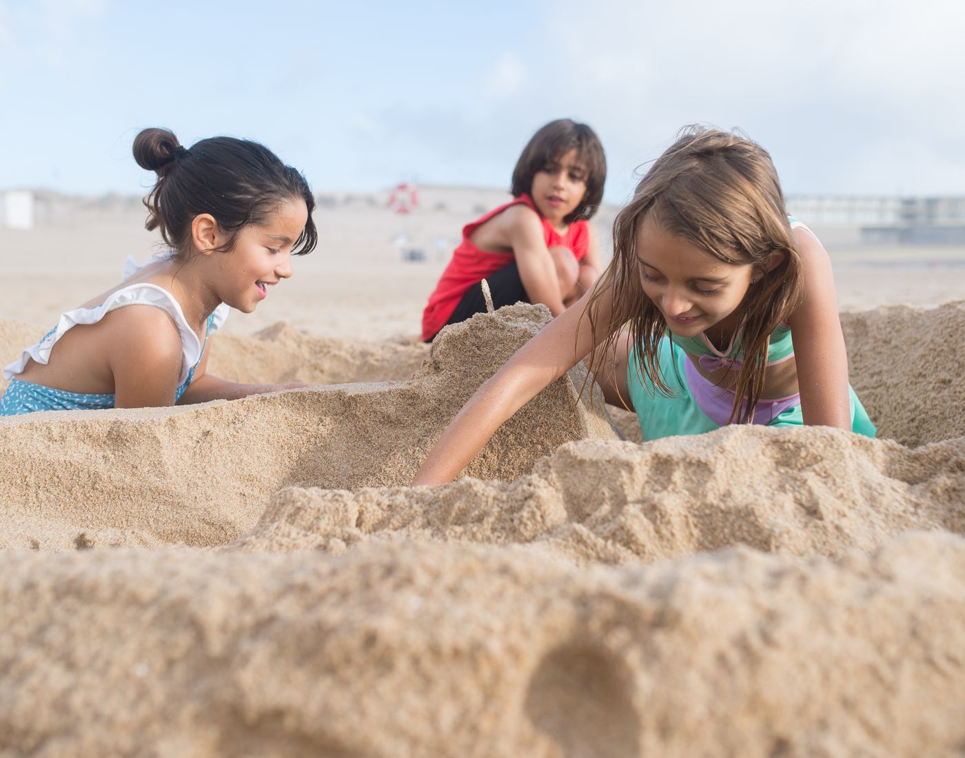 Kinderen die samen spelen in het zand