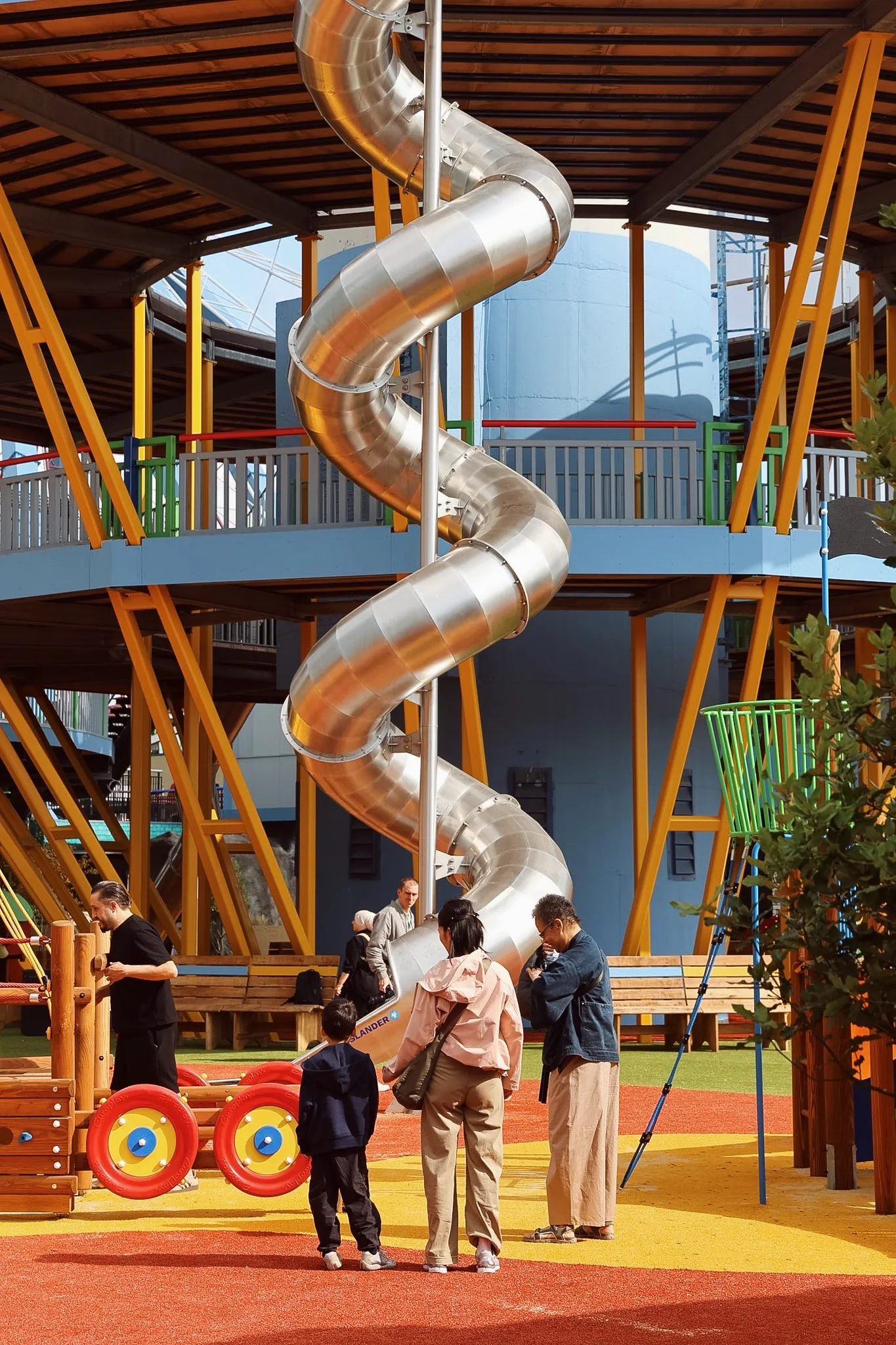 Kinderen en ouders bij de speeltoren met glijbaan van Spelen bij Beelen